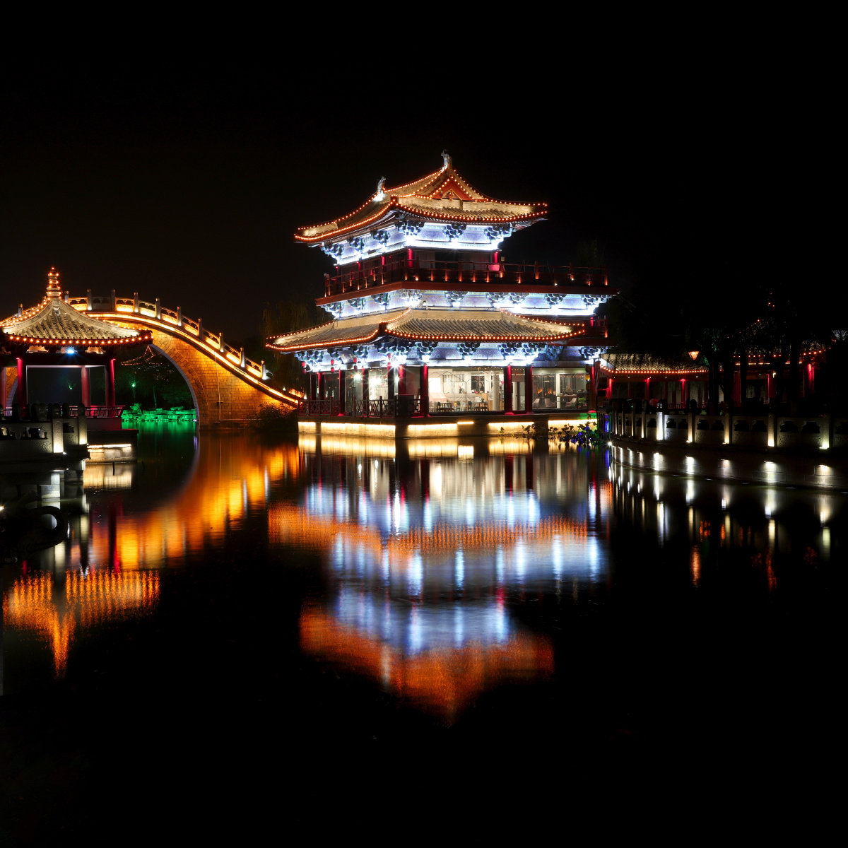 清明上河园夜景一角