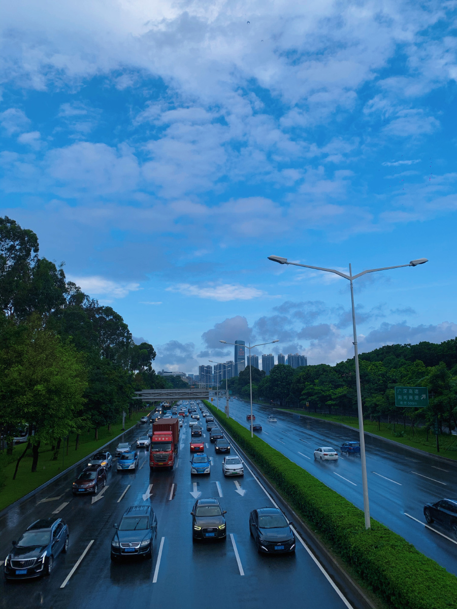 下雨天的蓝天白云,就像是没有期待的突如其来的惊喜呀.