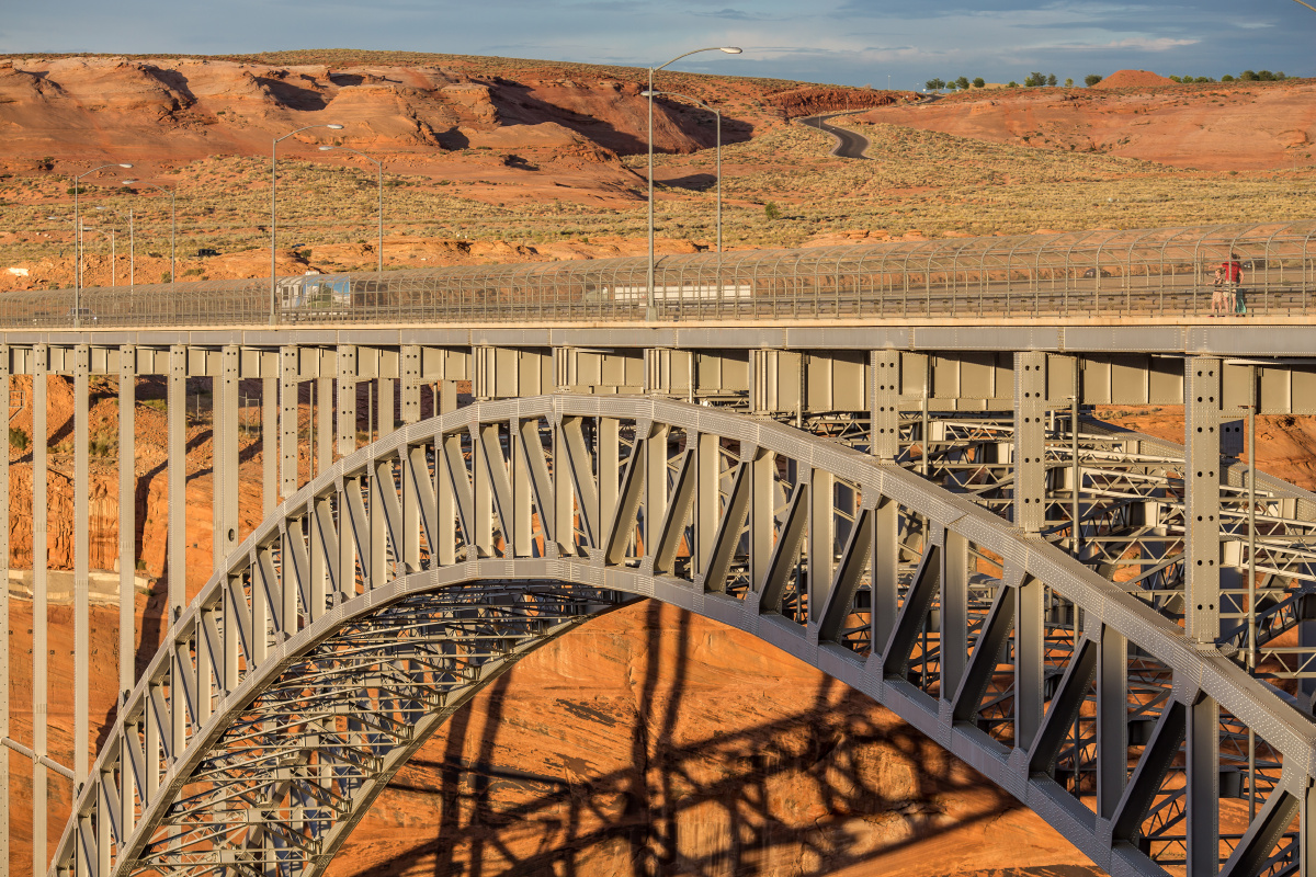 美国亚利桑那州的马蹄湾沙漠夕阳照射下的钢铁大桥同时也站在桥上拍