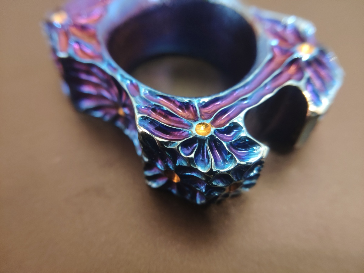 钛合金手工雕刻烤色指虎