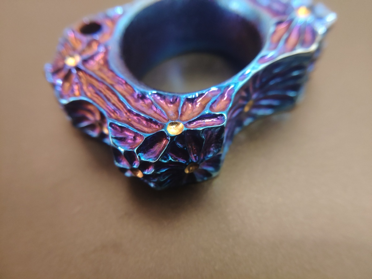 钛合金手工雕刻烤色指虎