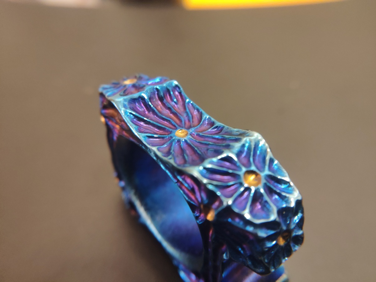 钛合金手工雕刻烤色指虎