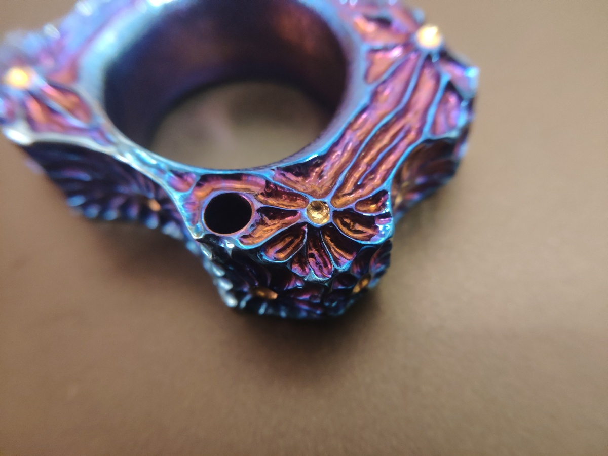 钛合金手工雕刻烤色指虎