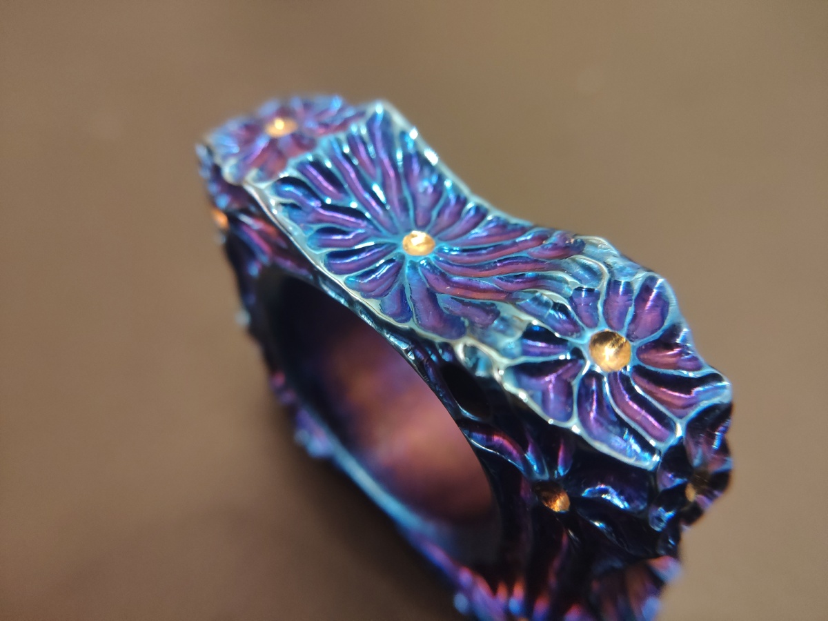 钛合金手工雕刻烤色指虎