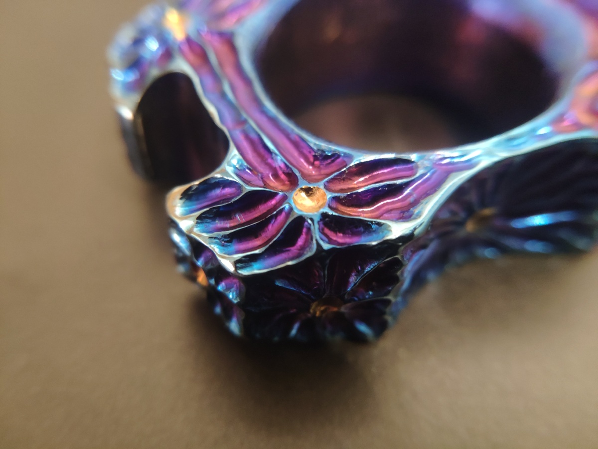 钛合金手工雕刻烤色指虎