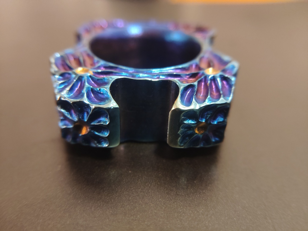 钛合金手工雕刻烤色指虎