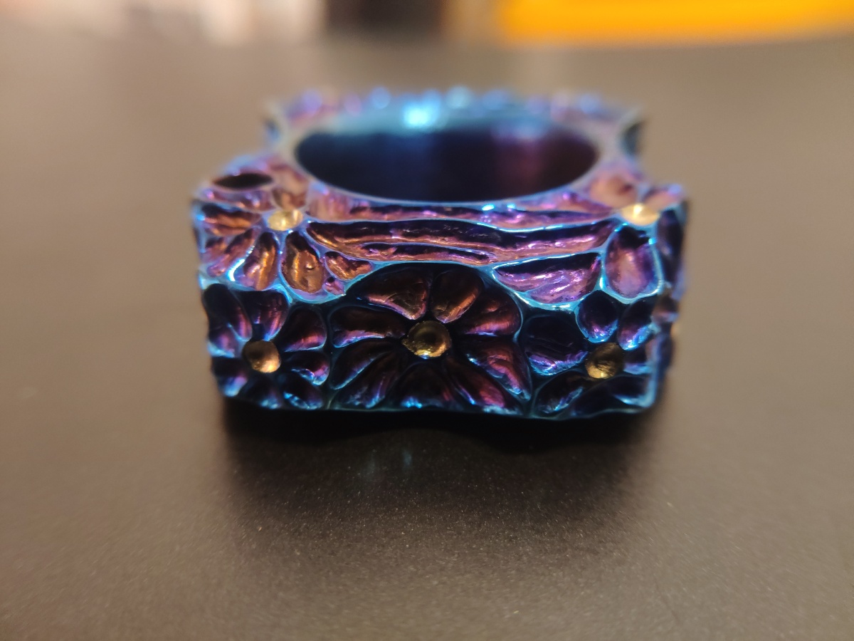 钛合金手工雕刻烤色指虎