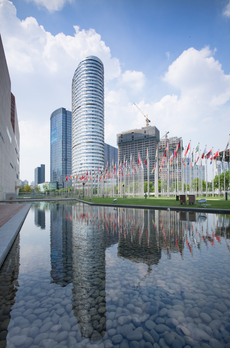 水面倒影的上海丰盛创建大厦