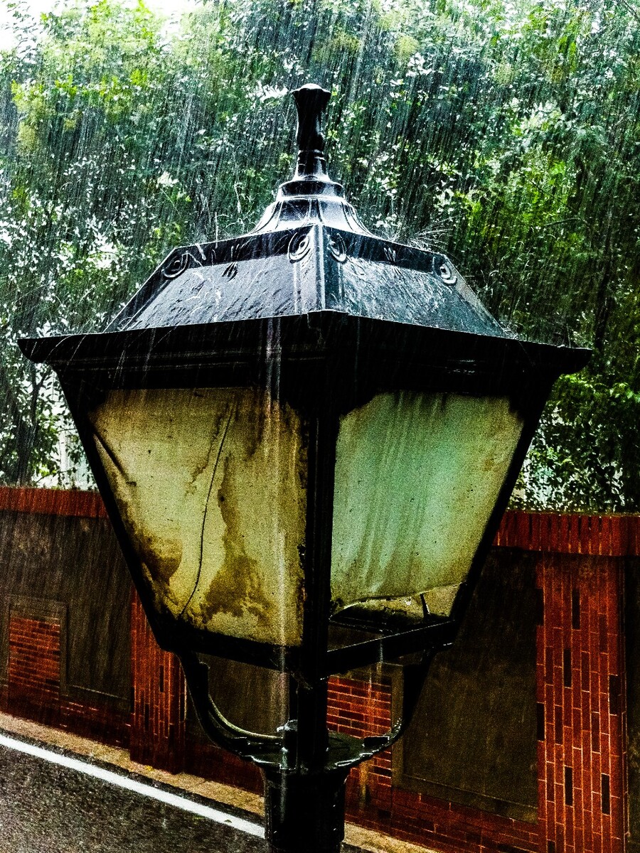 暴雨下的路灯