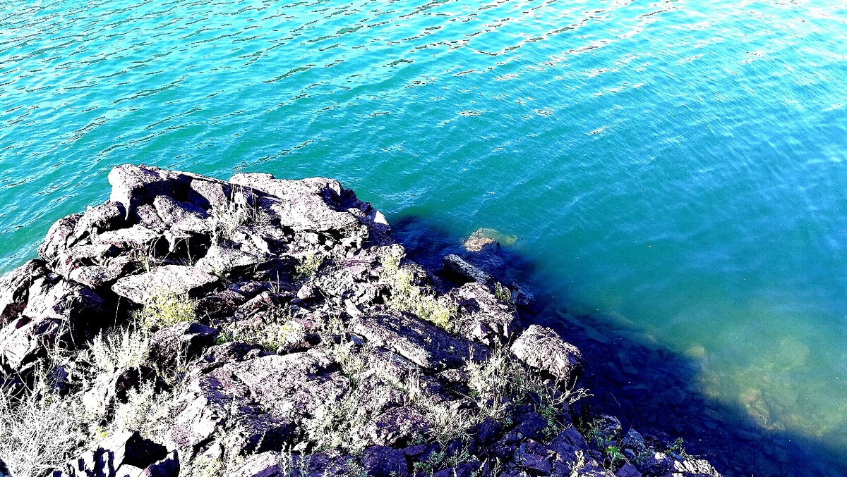 中国，新疆，风景，湖水与石头