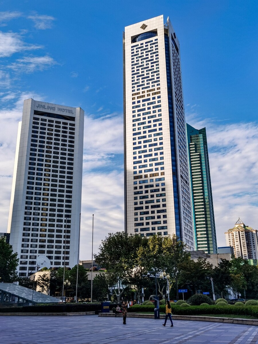中国，南京，新街口，新老金陵饭店，蓝天，白云，曾经南京乃至全國的标志性建筑