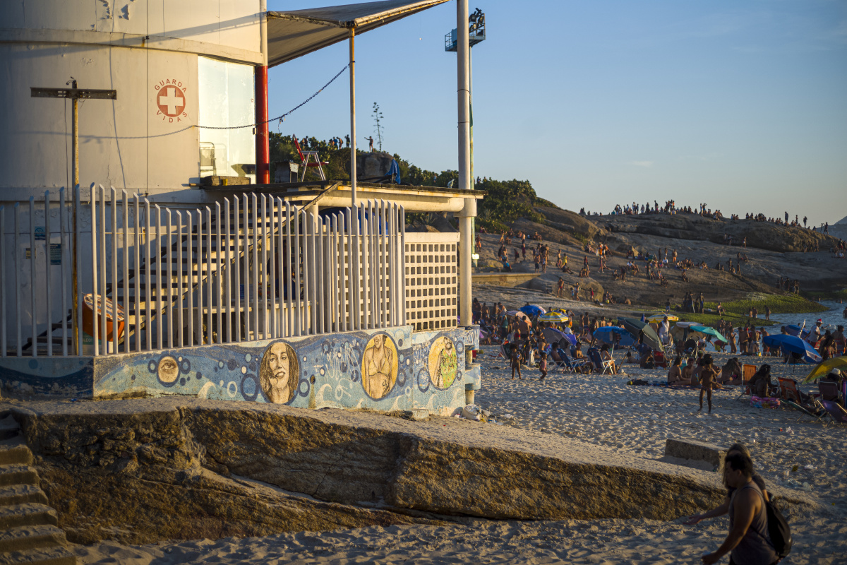 2016年华南国际自行车极限邀请赛中一名选手在进行精彩的特技表演.