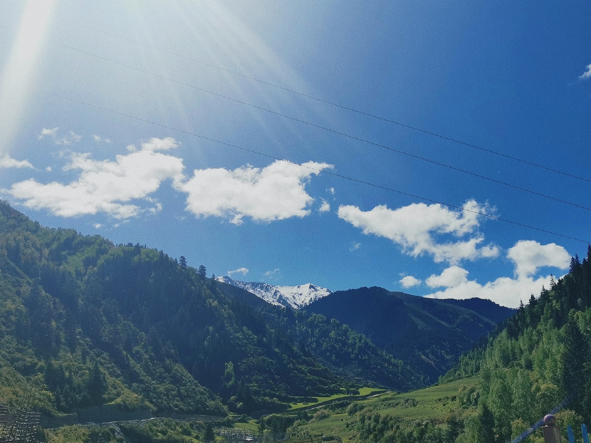 甘肃迭部的雪山