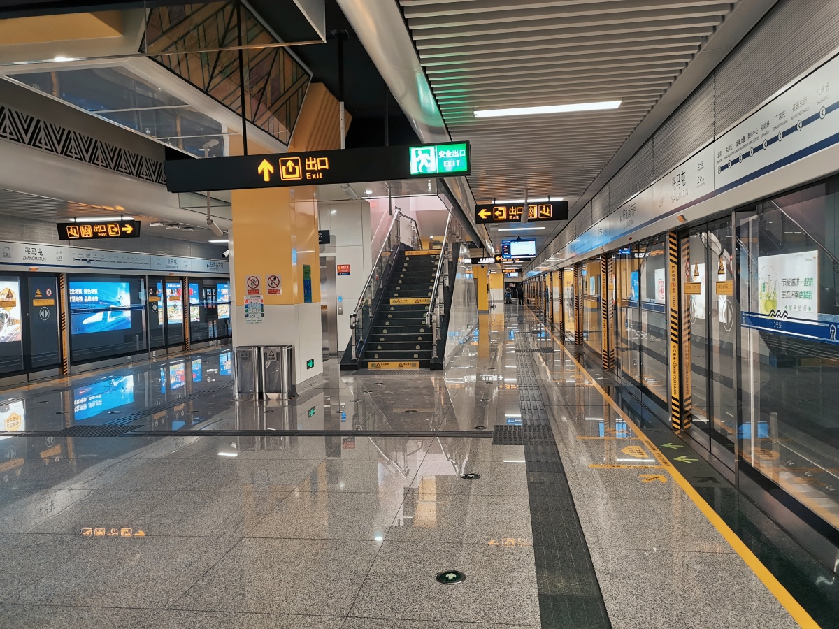 工作日济南地铁三号线张马屯站空空荡荡