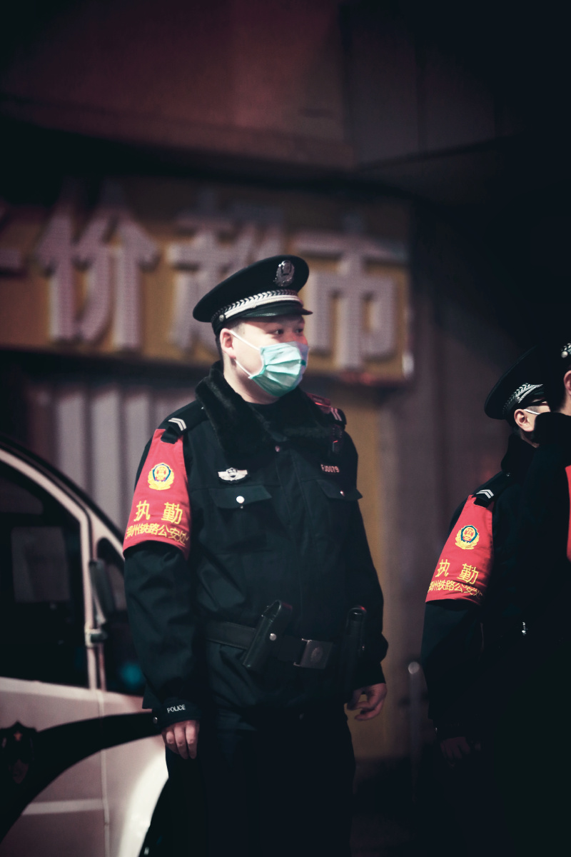 守夜人除夕夜郑州火车站坚守岗位的执勤民警舍小家为大家向他们致敬