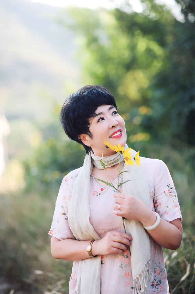 "大姐六十多了""拍照片/玩抖音""心态好de不得了"浑身上下散发着满满