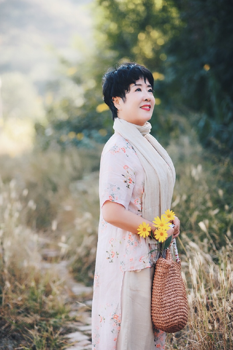 "大姐六十多了""拍照片/玩抖音""心态好de不得了"浑身上下散发着满满