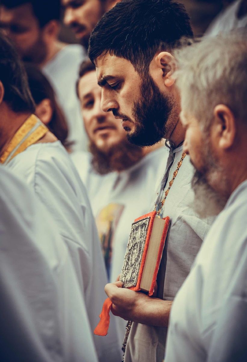以色列约旦河边的耶稣洗礼处,一个俄罗斯的神职人员在洗礼前