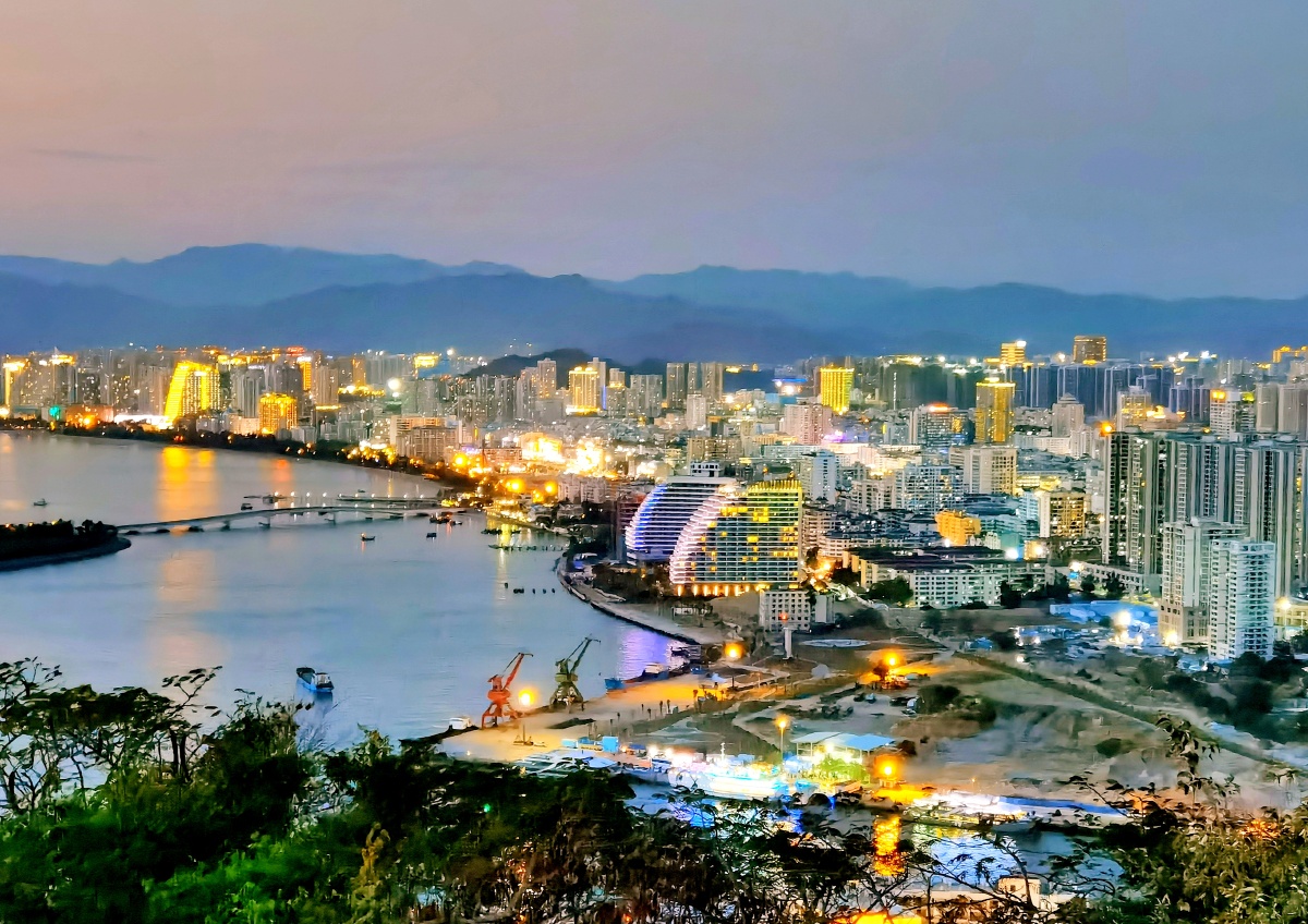 夜幕下的三亚湾拍于三亚市鹿回头景区