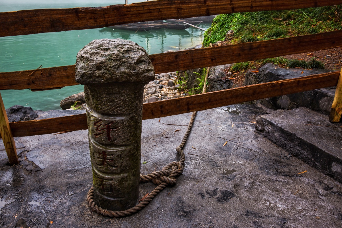 三峡人家纤夫石
