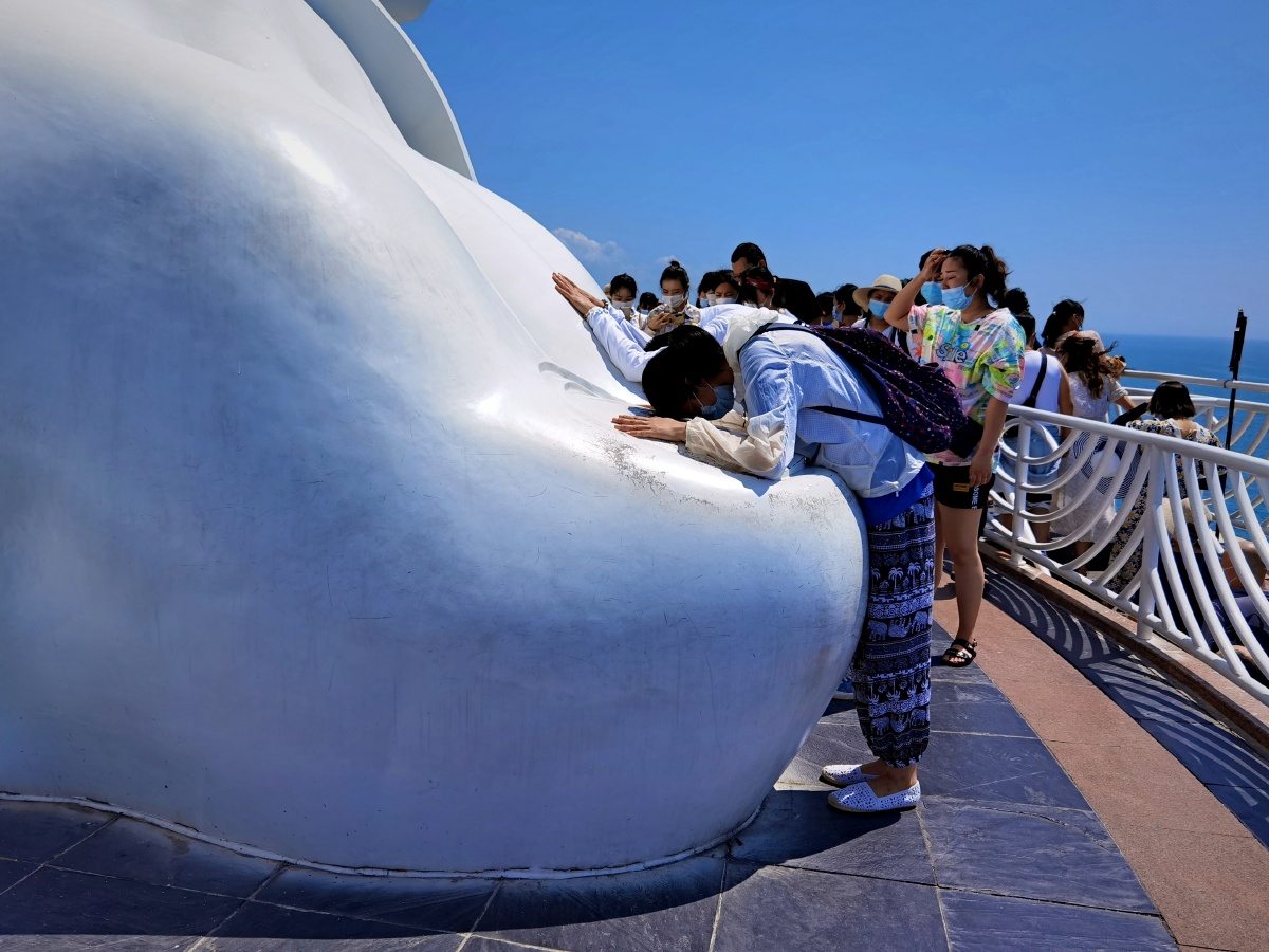 抱佛脚拍于三亚南山寺
