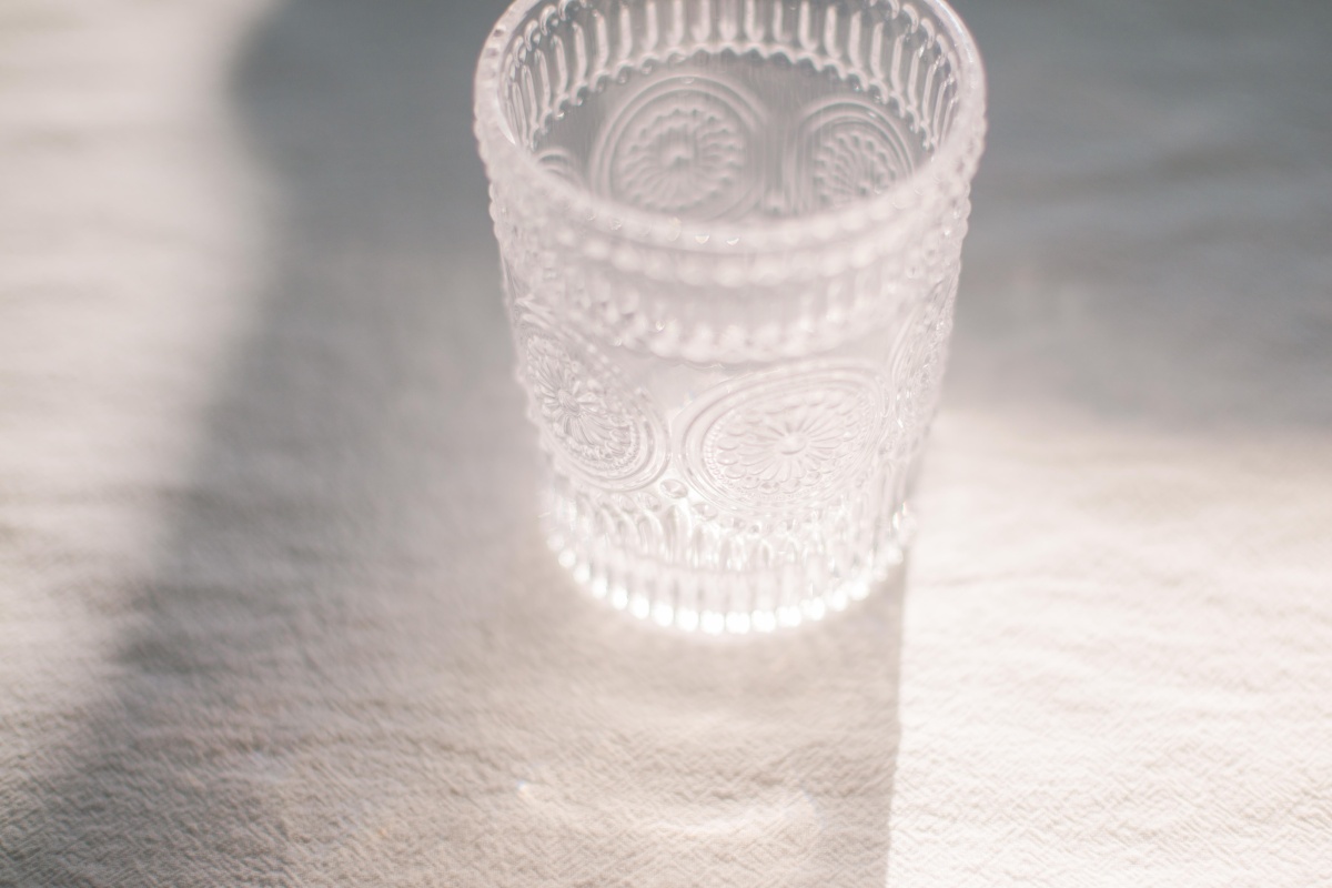 静物光影特写橘子玻璃杯