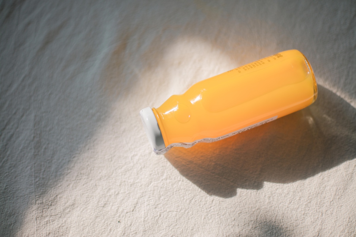 静物光影特写橘子玻璃杯