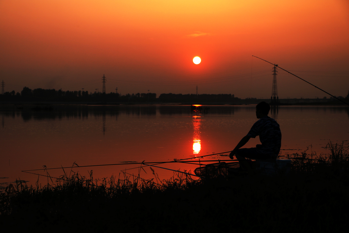 夕阳下的垂钓者