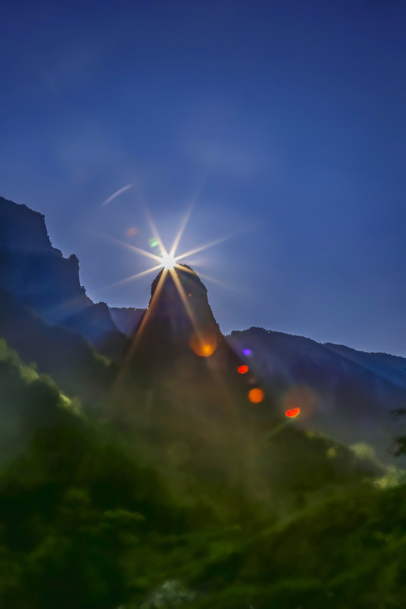 山中青晨的光晕!