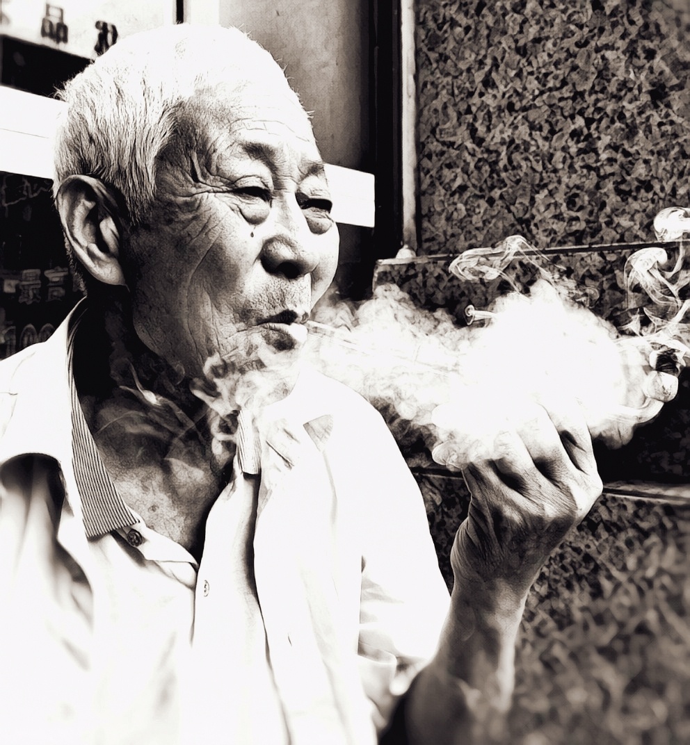 抽叶子烟的老人