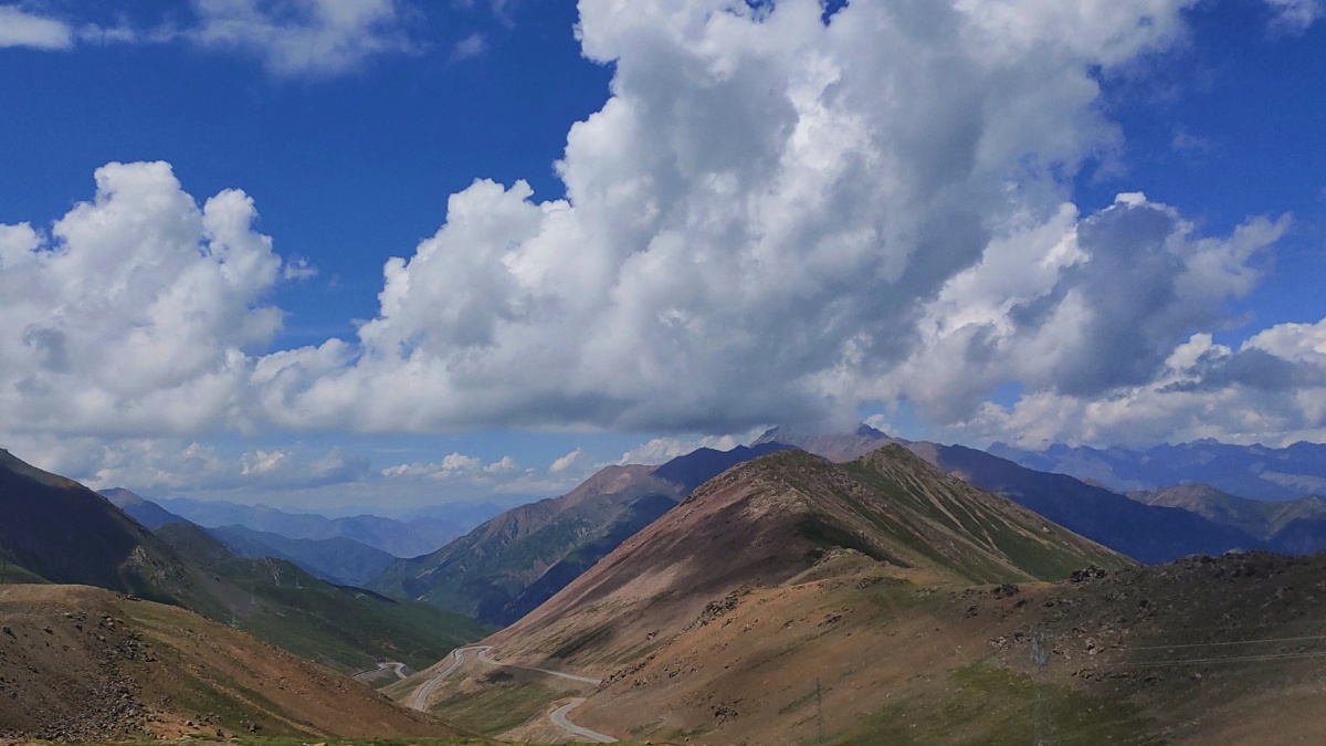 一览众山小青海祁连县大冬树山垭口