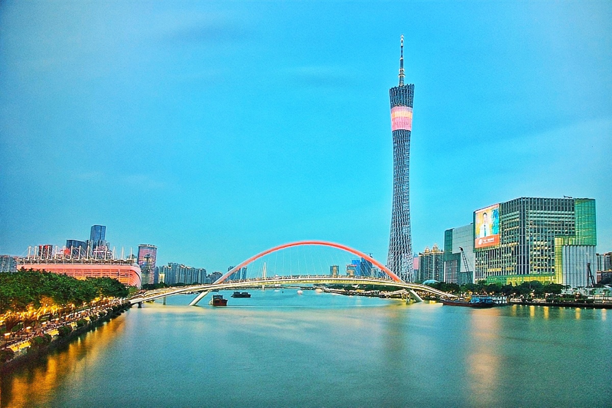 《海心桥的那一边》-桥的那一边是小蛮腰,傍晚灯光还没全开,站在广州