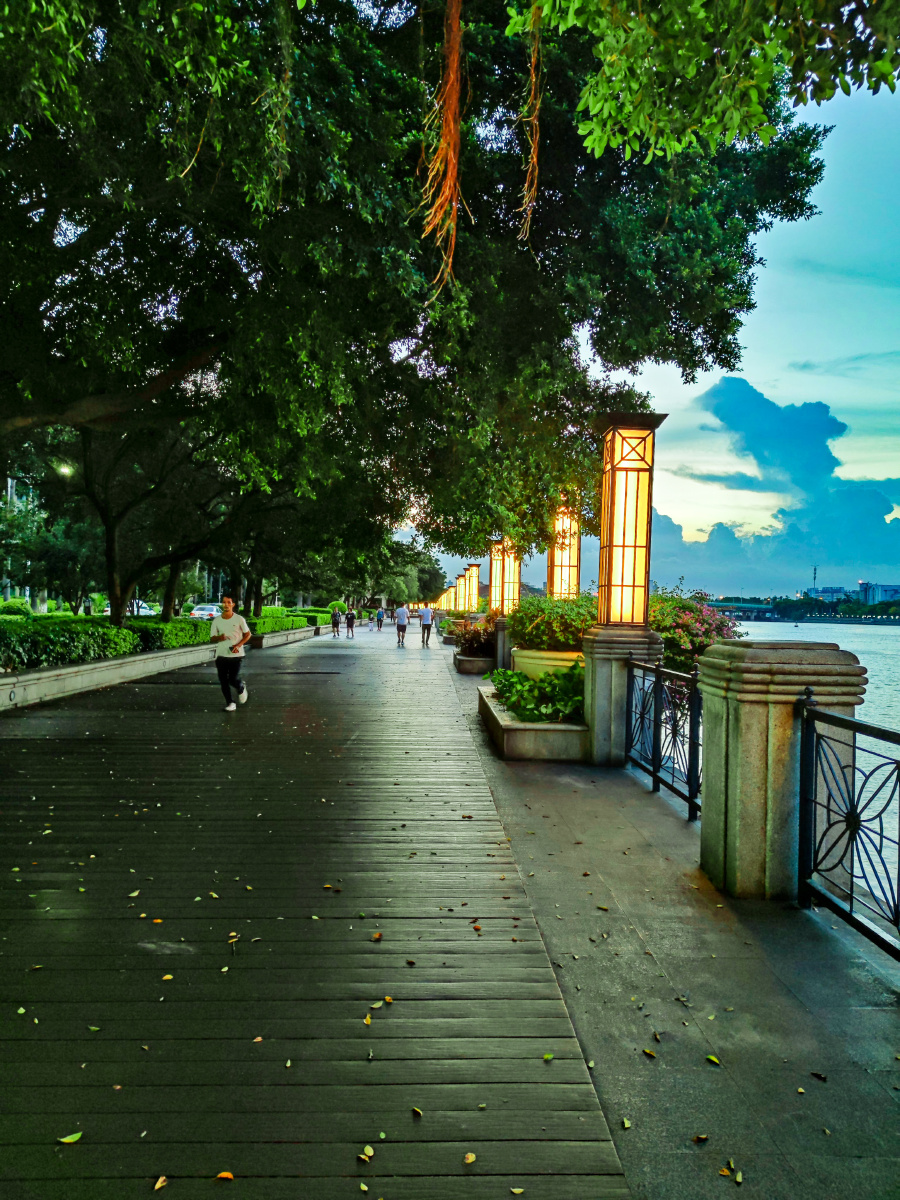 广州番禺星河湾傍晚江边