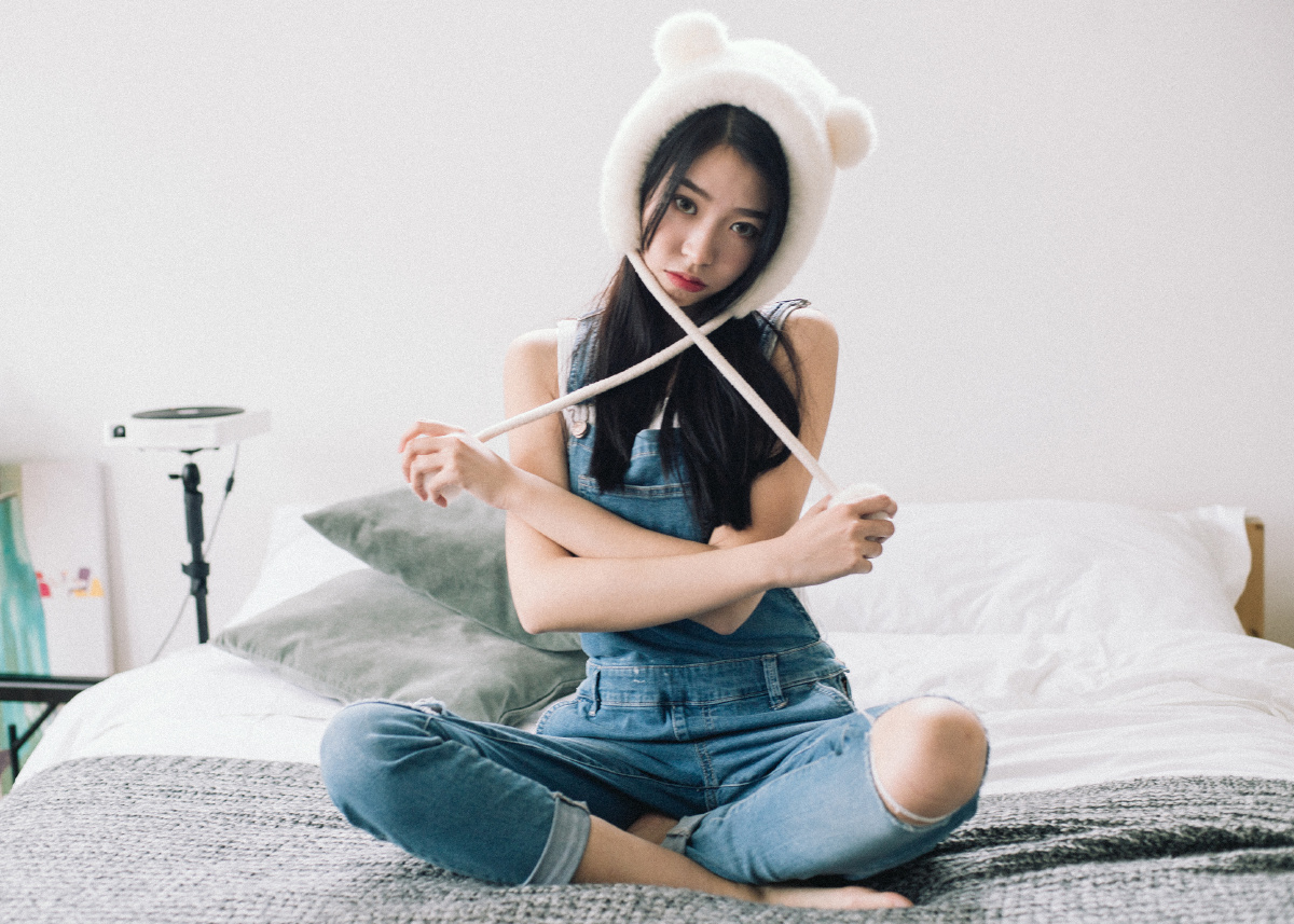 穿背带裤的女孩