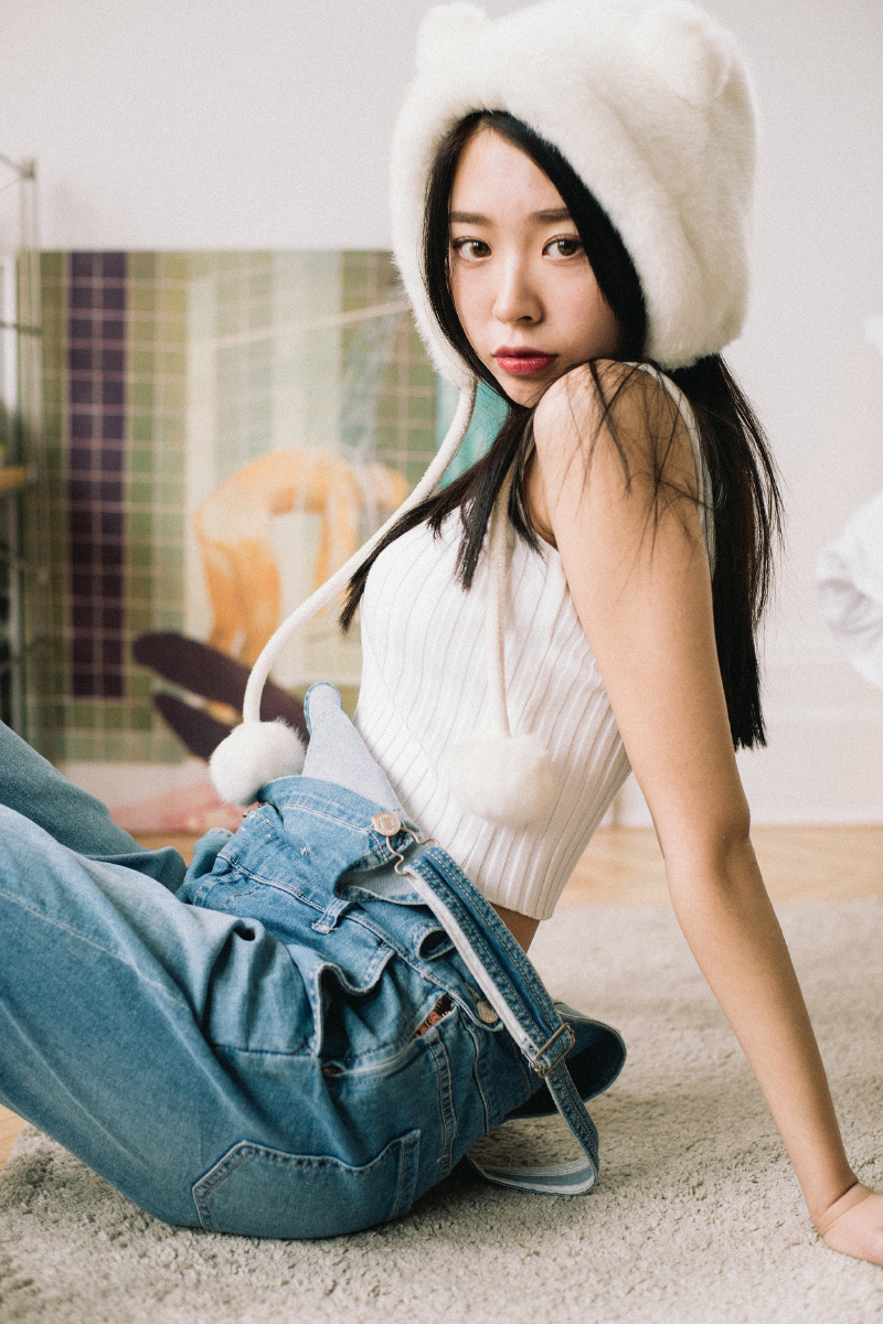 穿背带裤的女孩