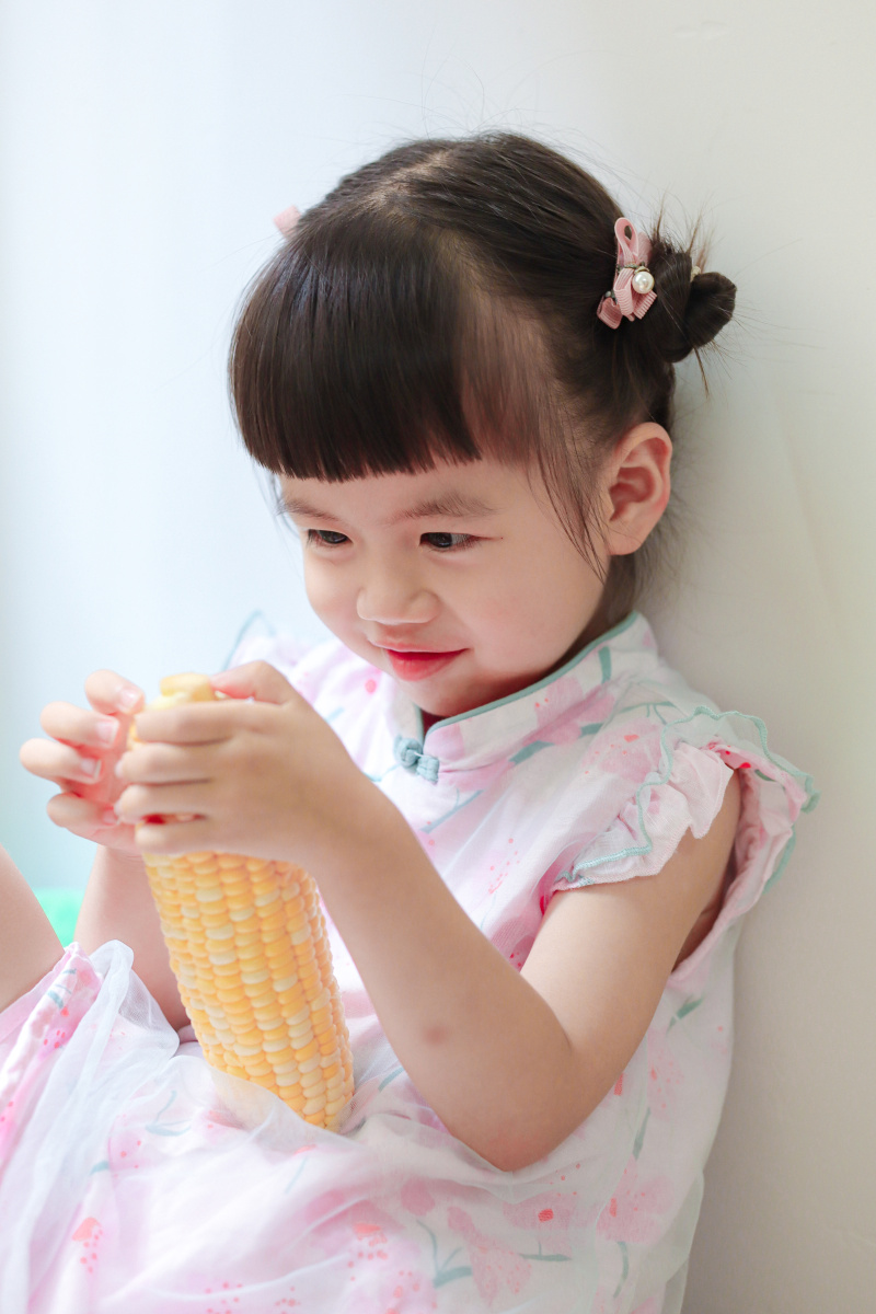 抱玉米的小女孩