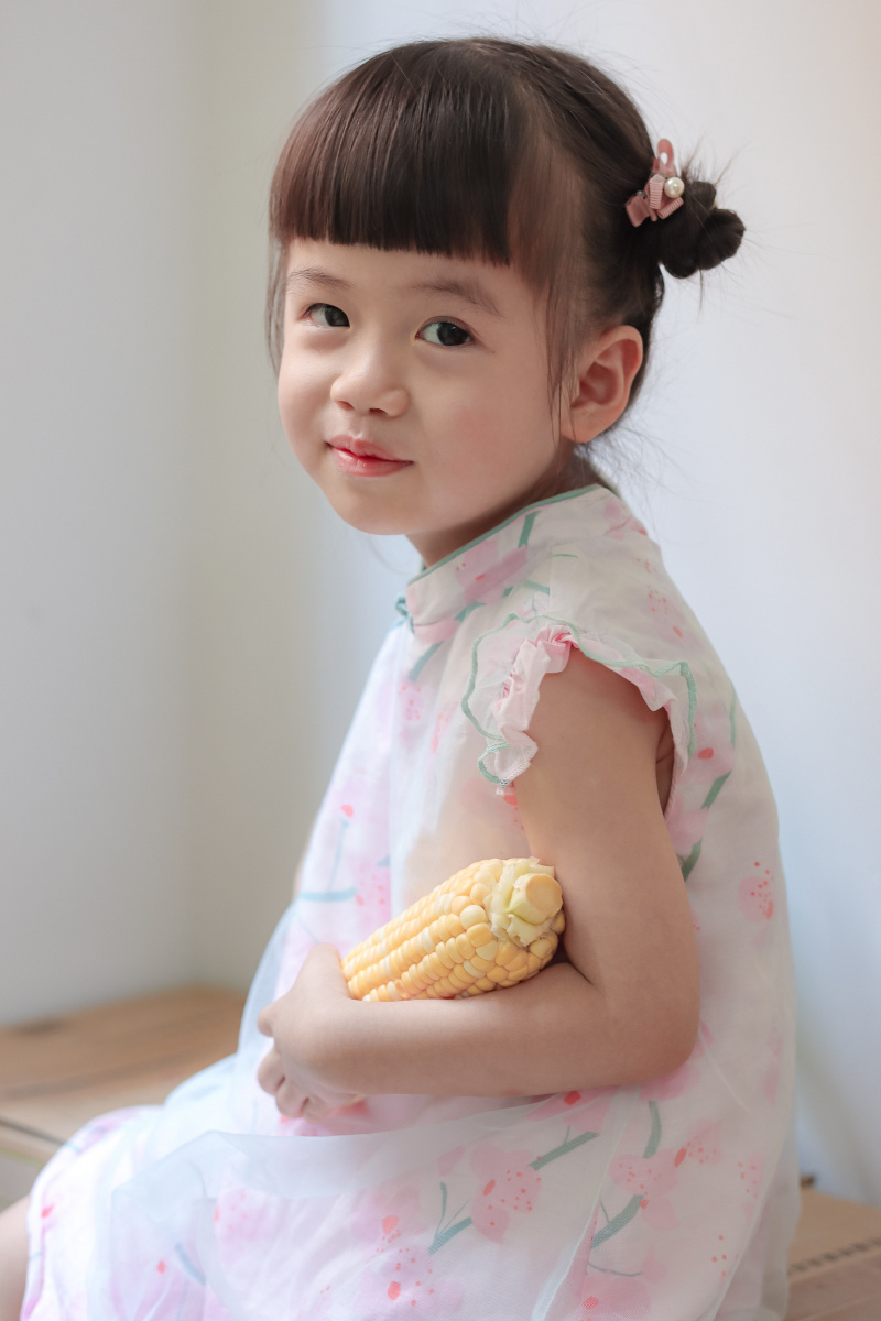 抱玉米的小女孩