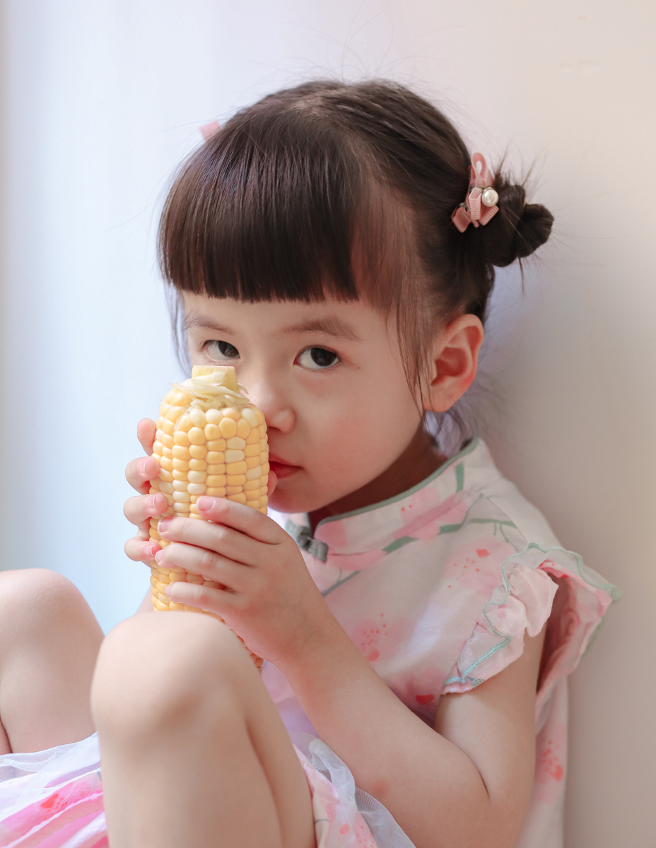 抱玉米的小女孩