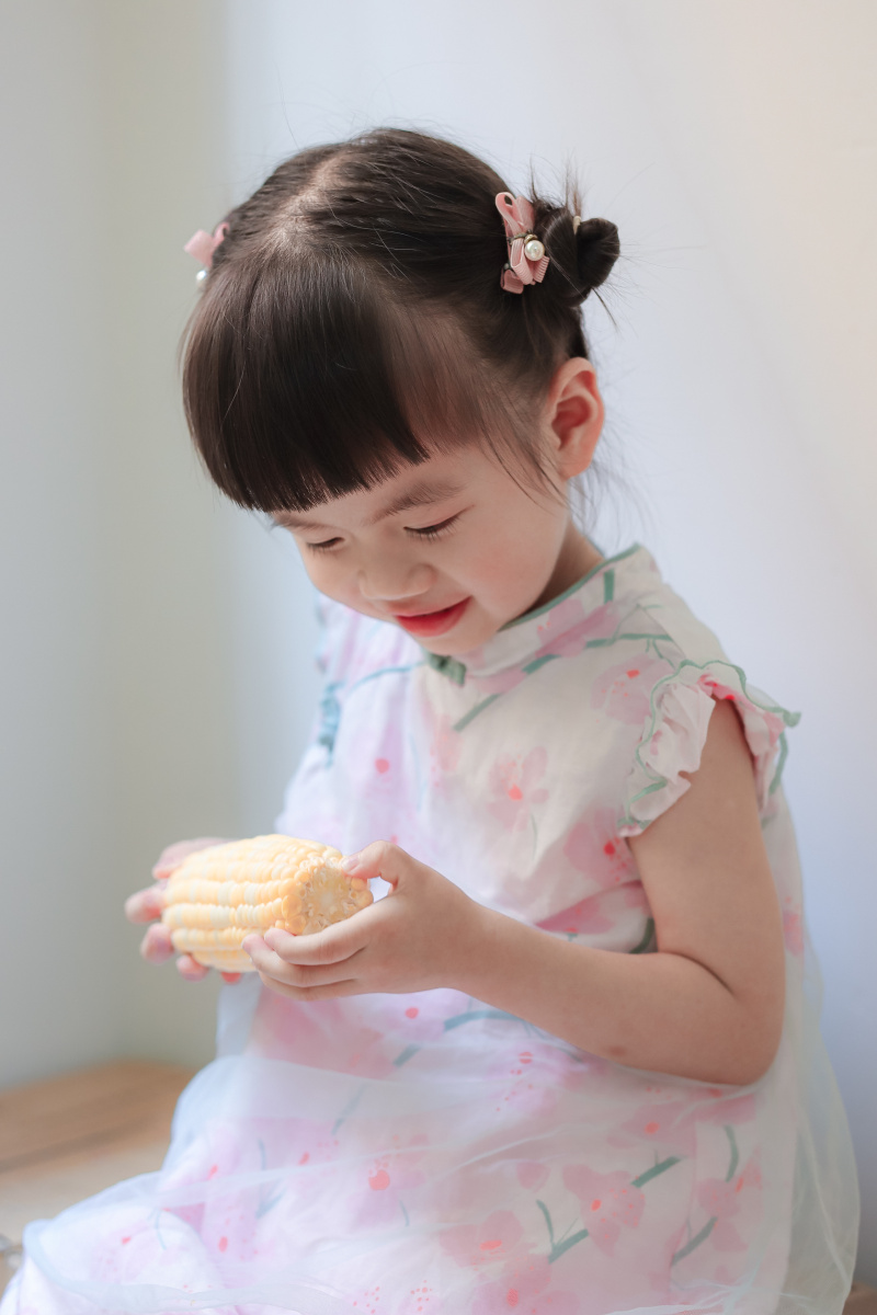 抱玉米的小女孩