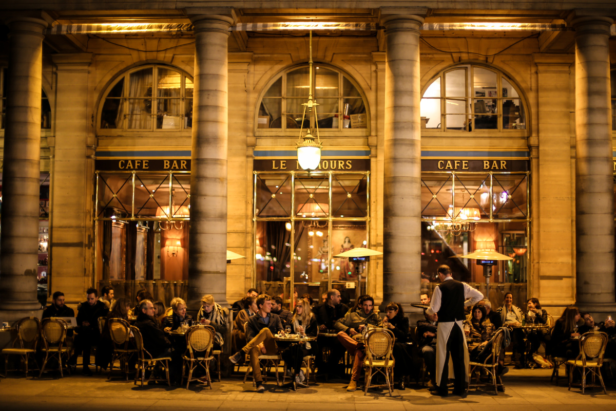 10.25/法国/巴黎/夜幕下卢浮宫旁的酒馆