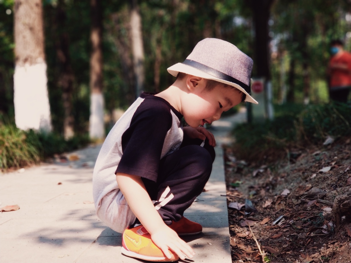戴帽子的小男孩