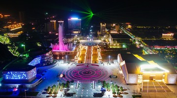 《文化园之夜》湘西经开区湘西文化公园夜景。湘西文化公园的建设，极大丰富了地区群众文化生活。