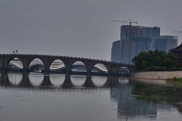 938443
