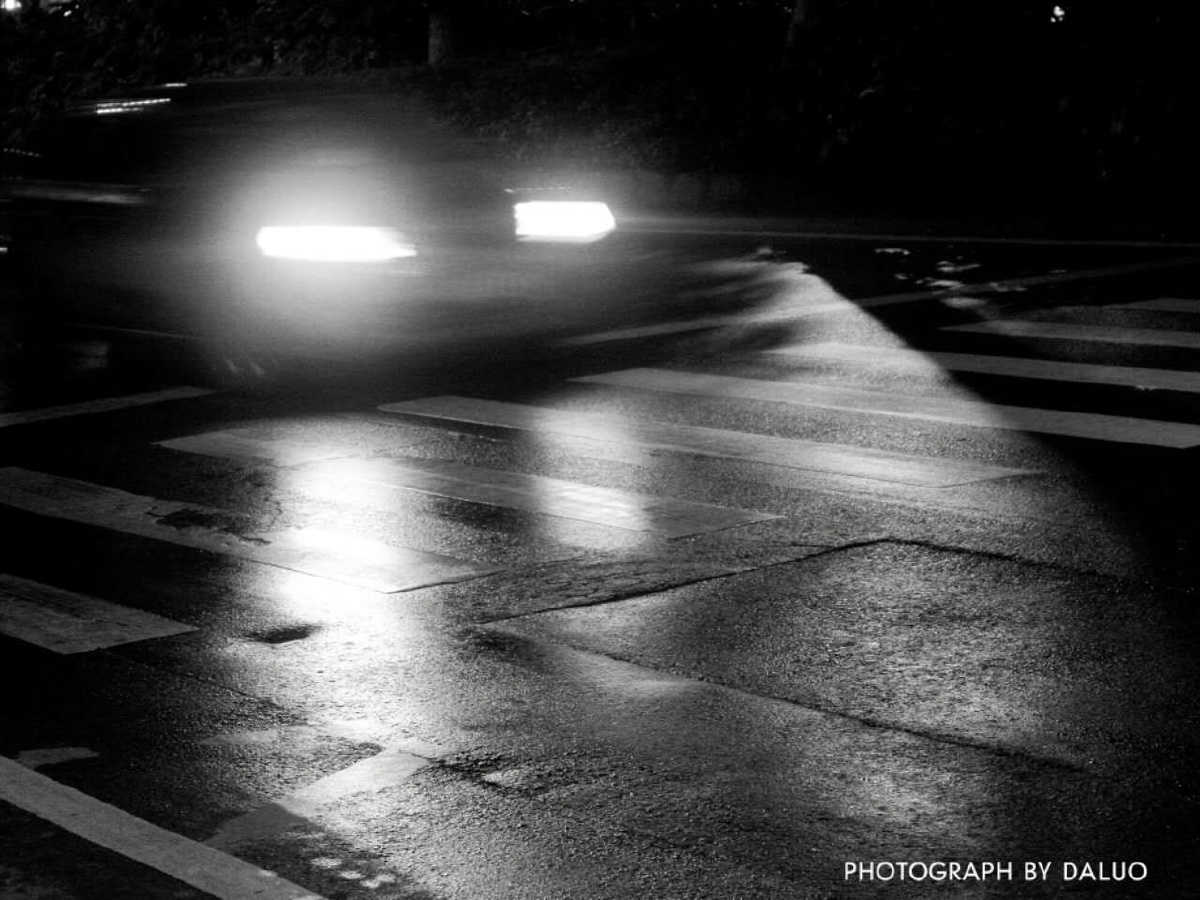 在1/4秒的快门下,车速很快,只能留下一个模糊的影子,但车灯把回家的路
