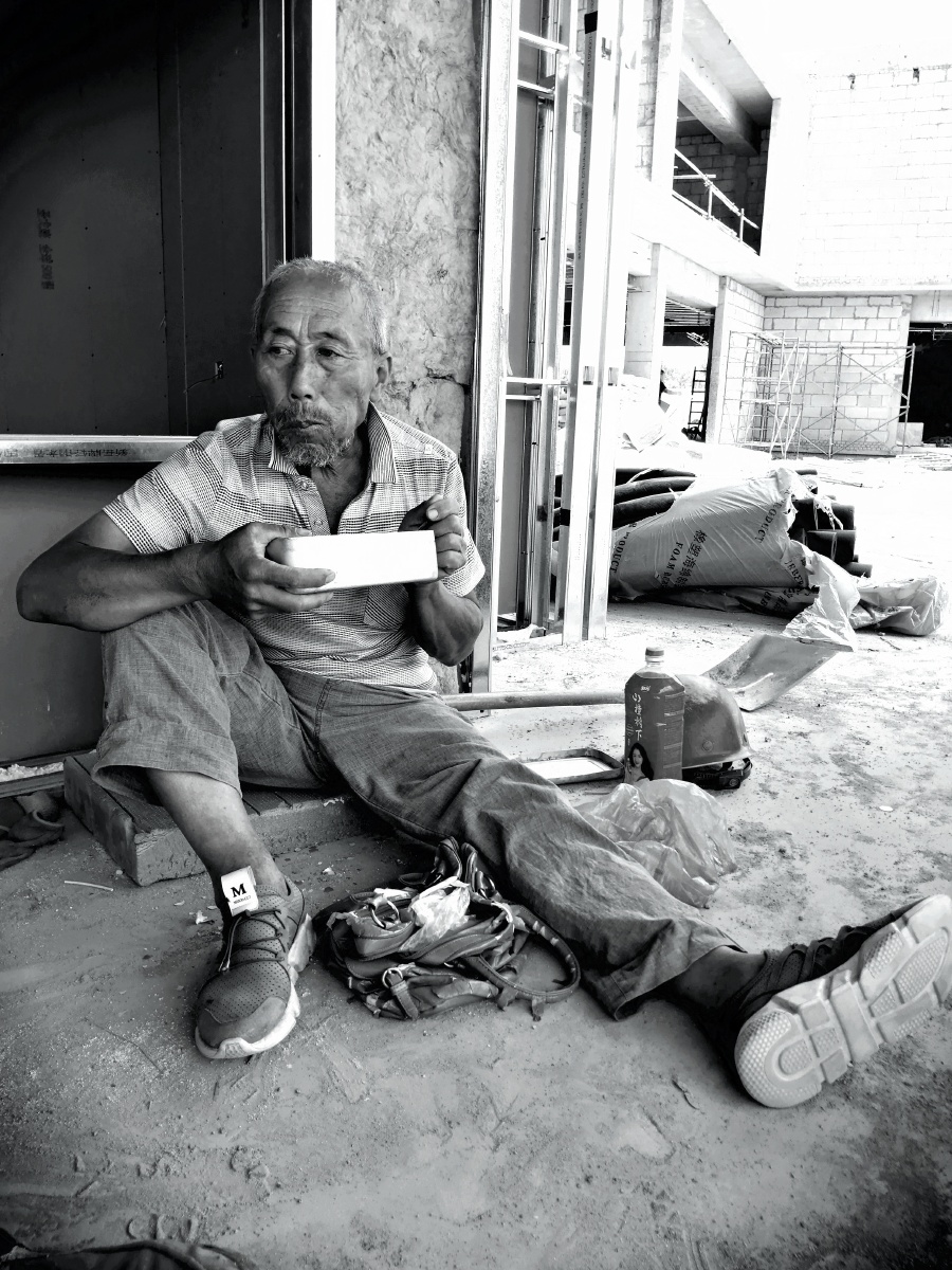 在工地打零工中午自己带饭的68岁老人