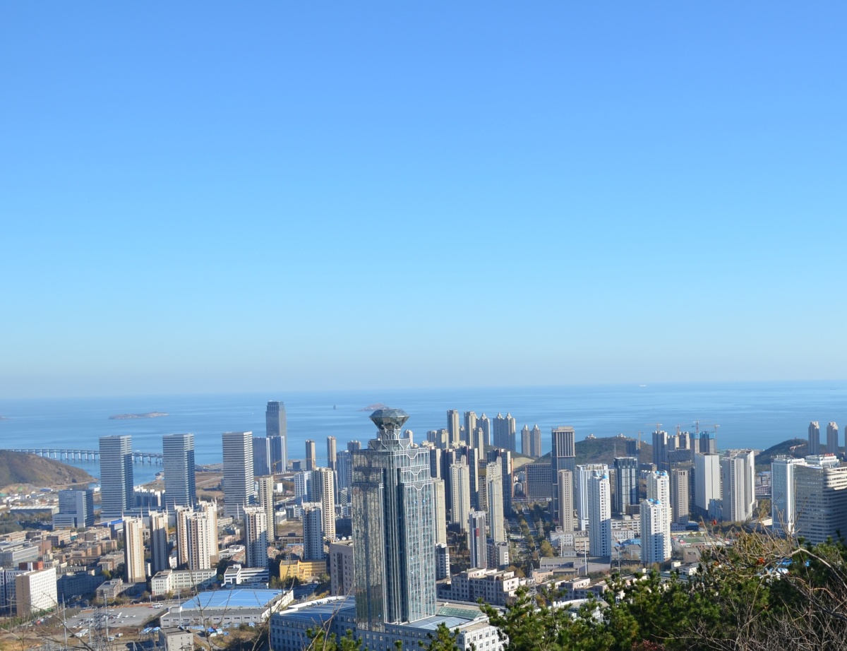 从大连高新区磨盘山之巅远观凌水湾和钻石大厦