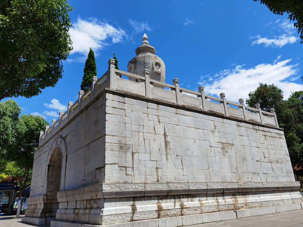 万庆塔白塔,始建于元代,建筑风格为藏式佛塔,又称喇嘛塔,是历史上汉