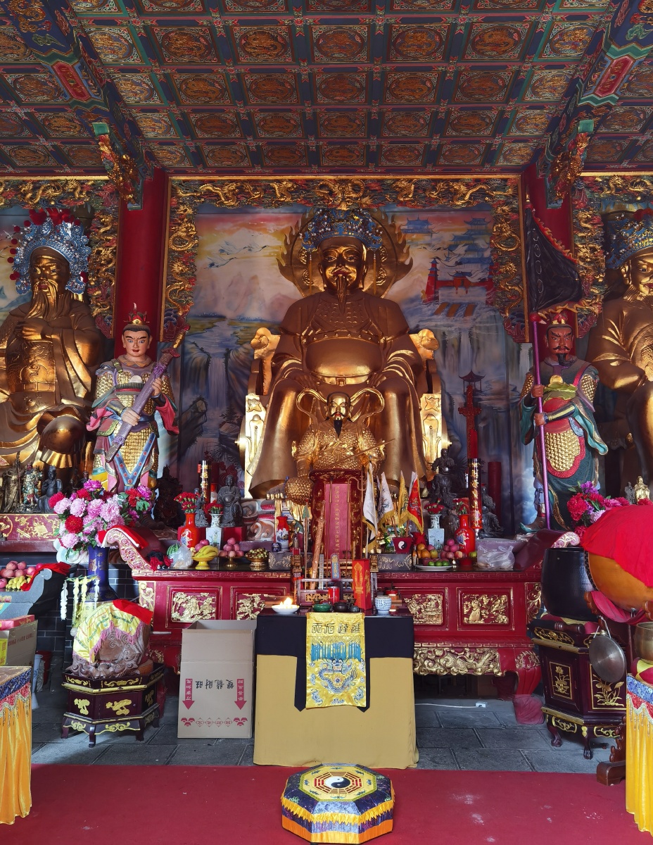 万寿宫位于昆明市北郊元宝山南麓(即龙泉路蒜村段西侧山腰),距黑龙潭