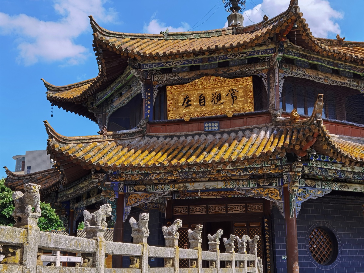 同时它也是昆明市内最大的寺院.它始建于唐朝南诏时代,初名补陀罗寺.