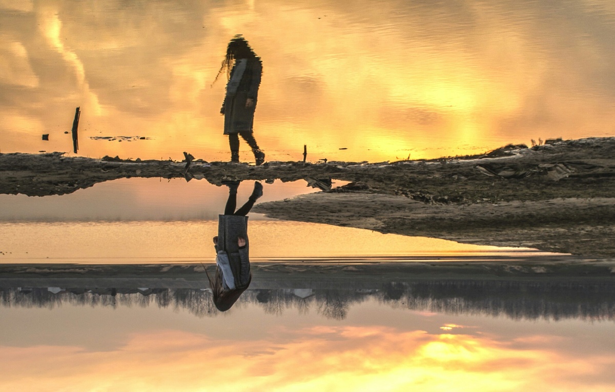 笑容你有没有时光的背影如此悠悠往日的岁月又上心头朝来夕去的人海中